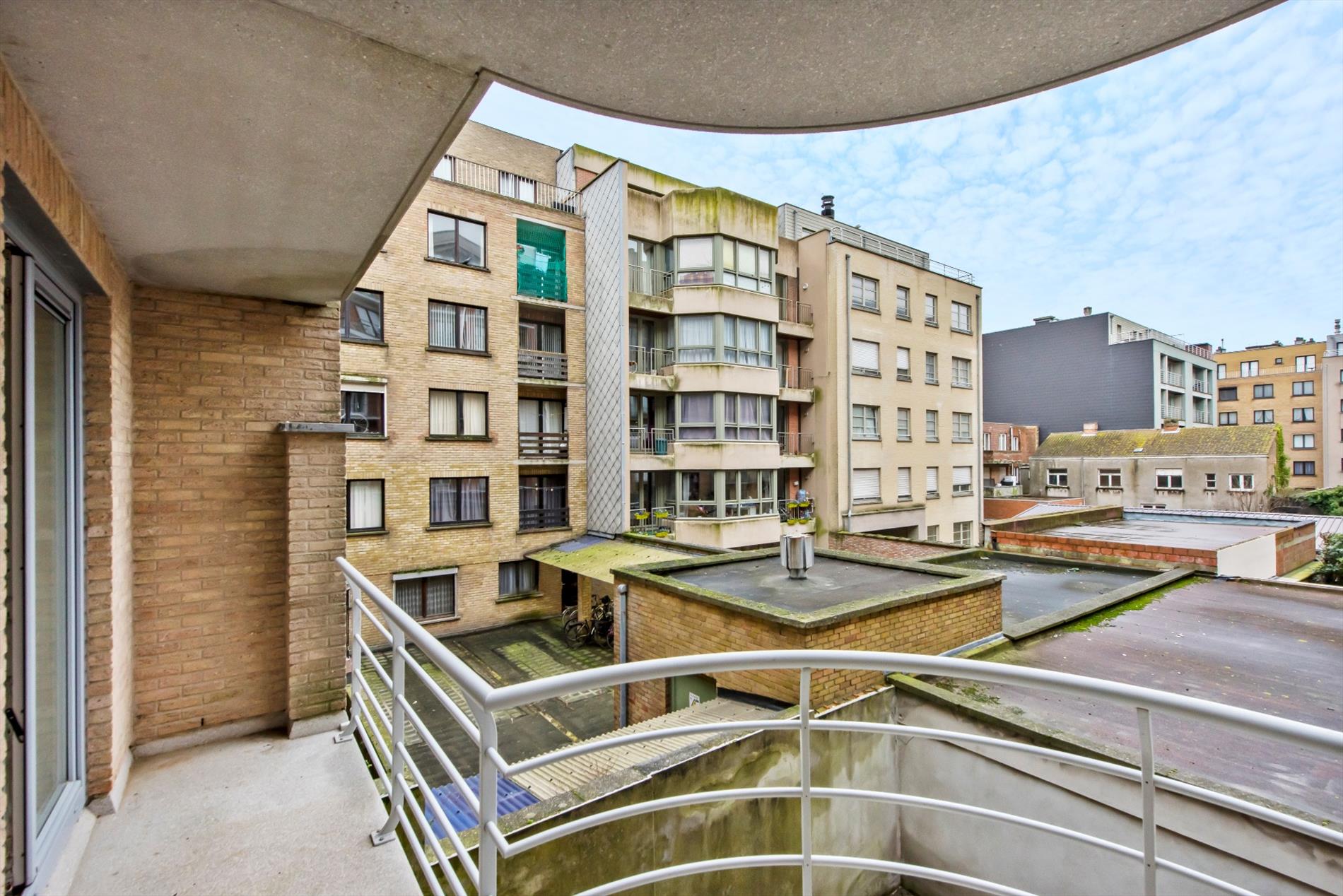 Instapklaar bemeubeld 3 slaapkamer appartement met terras 