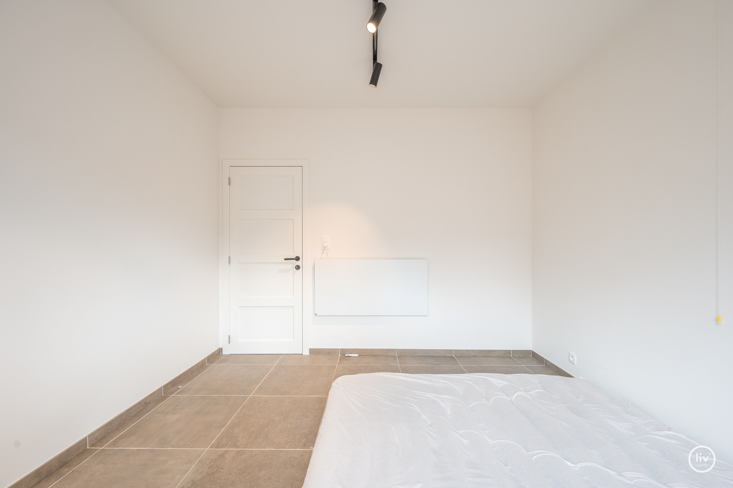 L'appartement d'angle est idéalement situé sur la Zoutelaan à Knokke, à proximité des magasins, de la plage et de toutes les commodités. 