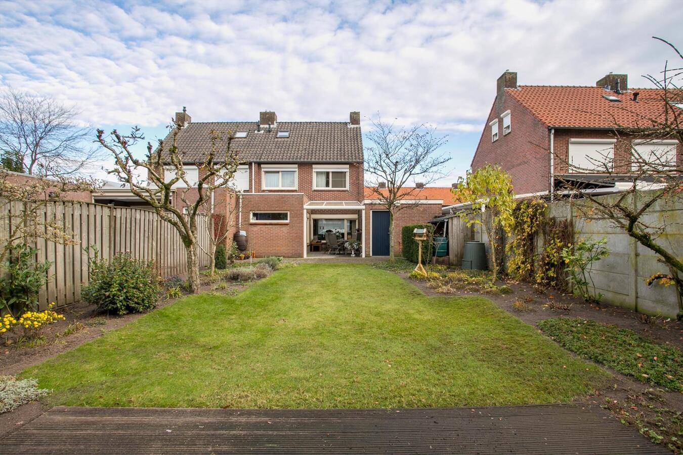 Nette 2-kapper met 4 slaapkamers en privacy biedende tuin gelegen op 346 m² ondergrond. 