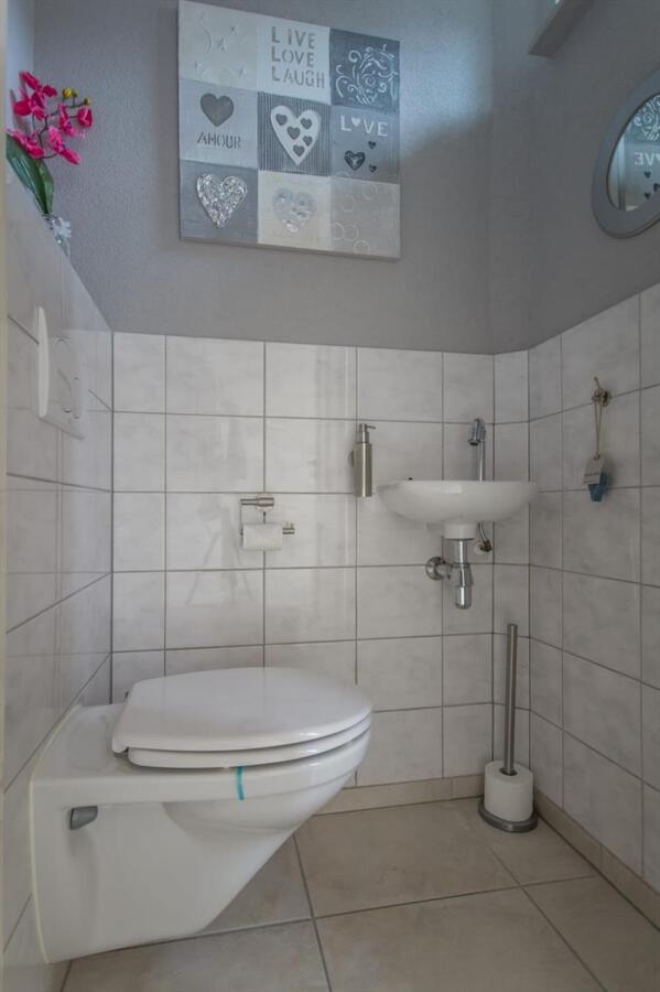 Sfeervolle en gunstig gesitueerde tweekapper met garage, berging en vrije achterom gelegen op 221 M². Deze woning ligt op loopafstand van het centrum van Hilvarenbeek. 