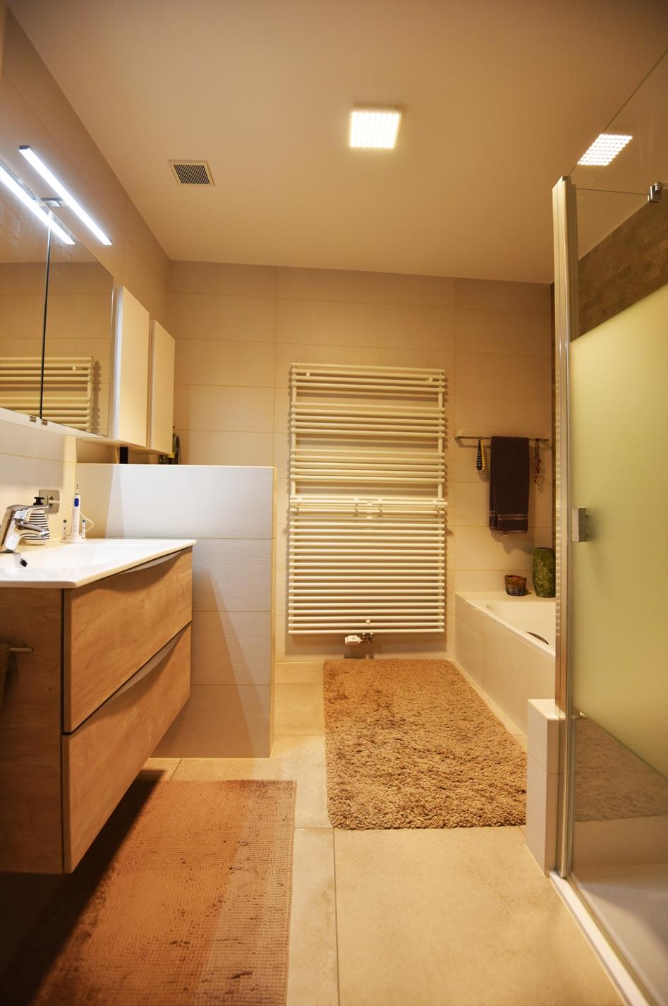 Recent en stijlvol app. met 2 slpks, kelders &amp; terras te Heist 