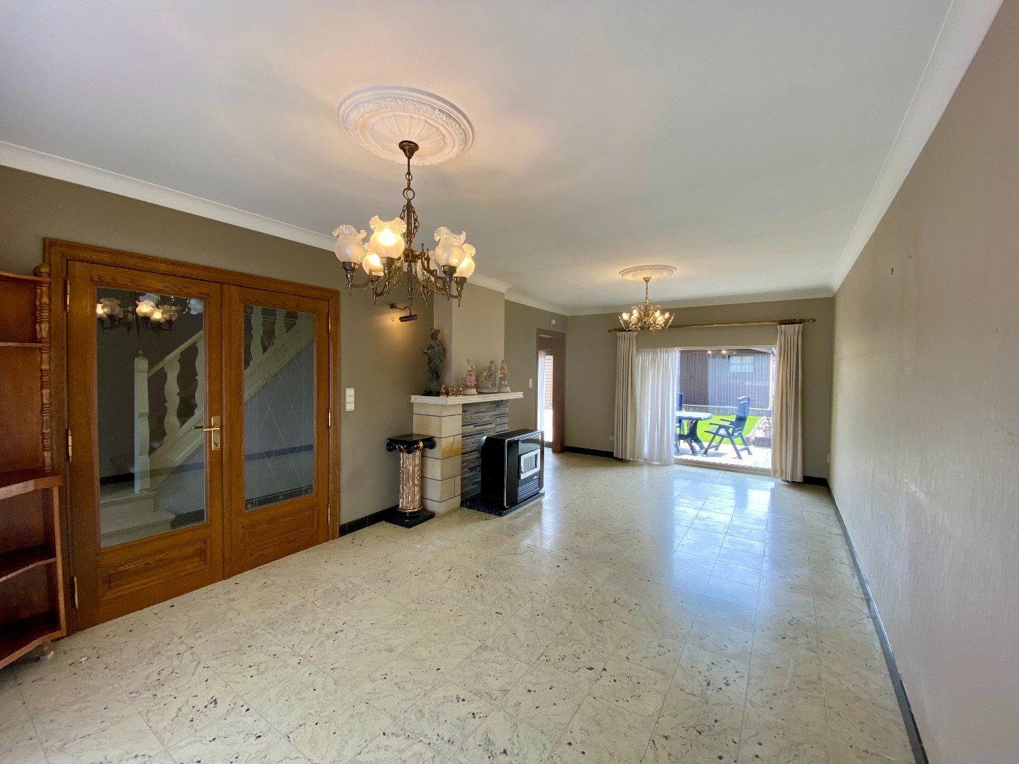 Zeer goed gelegen te renoveren gezinswoning met tuin en garage op 245 m²! 