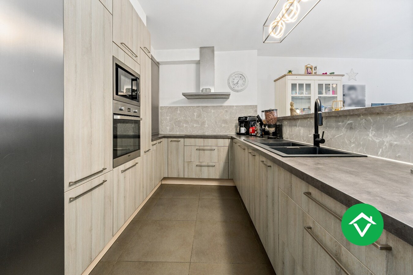 Instapklare nieuwbouwwoning met 5 slaapkamers en zonneterrassen op topligging in Eernegem 