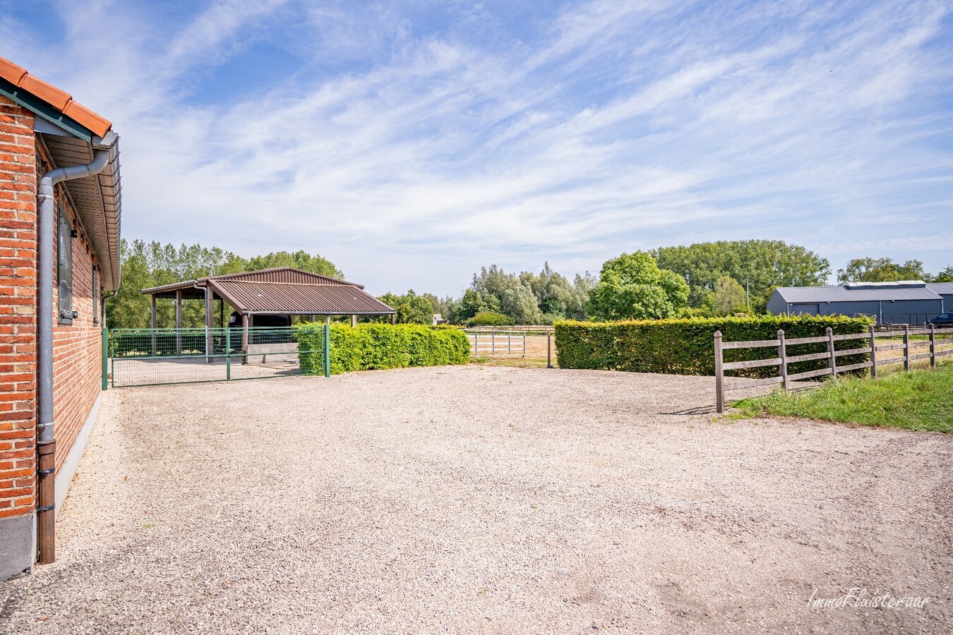 Uniek gelegen karaktervolle hoeve met twee stalgebouwen op ca. 2,4ha in Alken 