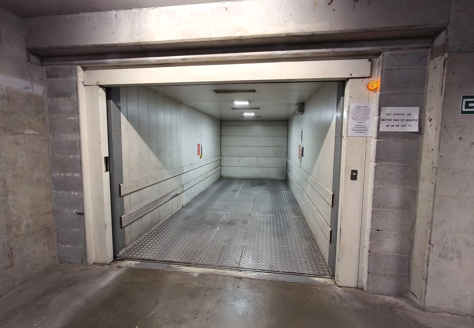 GARAGE + AUTOSTAANPLAATS 
