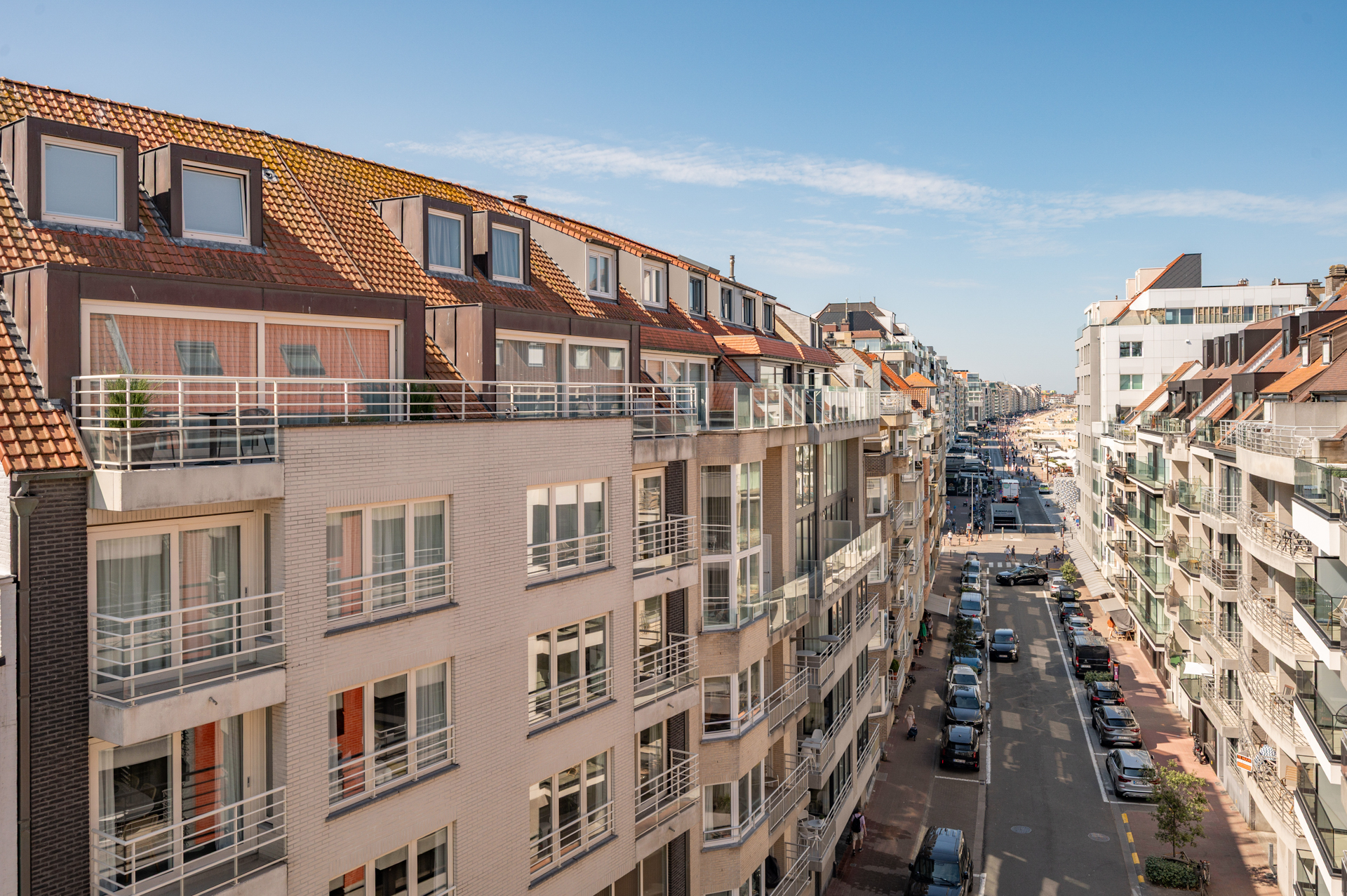 Exclusif duplex penthouse avec 3 chambres et terrasse ensoleillée, situé dans un emplacement de choix près de la place Rubens et de la mer. 