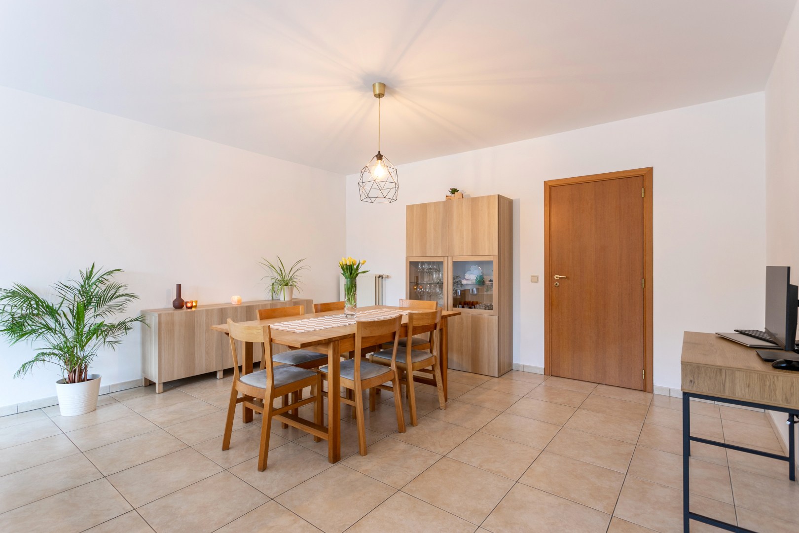 Instapklaar gelijkvloers appartement met 2 slaapkamers, garagebox en ruim terras (35 m²) aan TOP ligging in Halle 