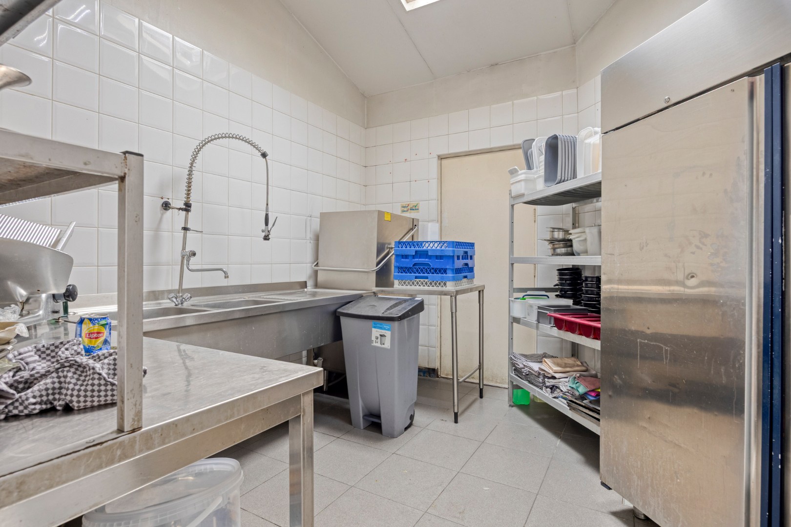 Handelshuis met horecazaak, 2 appartementen en luxueuze loft op toplocatie in Leopoldsburg 