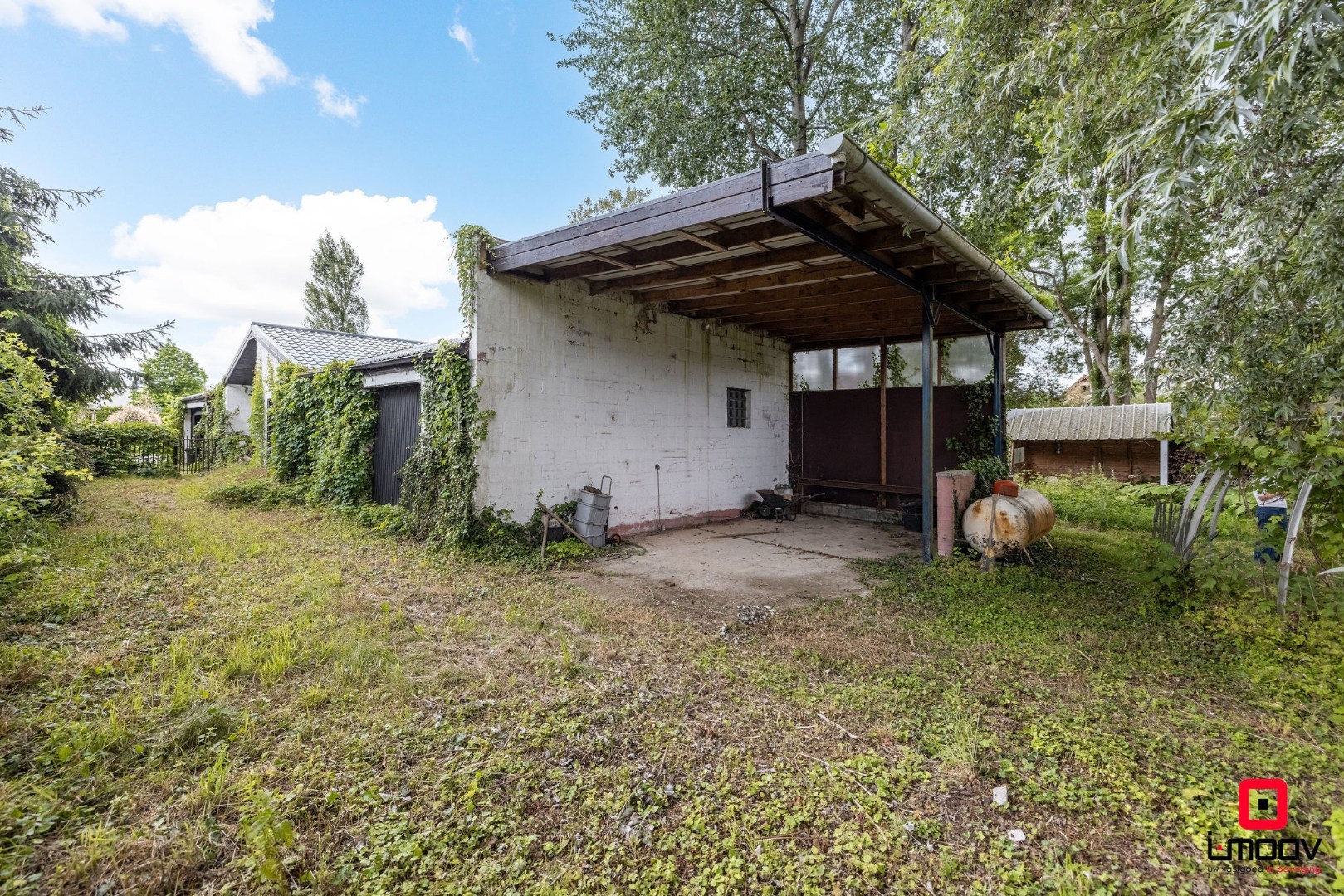 Seventies bungalowvilla met renovatiepotentieel op unieke ligging aan natuurgebied 