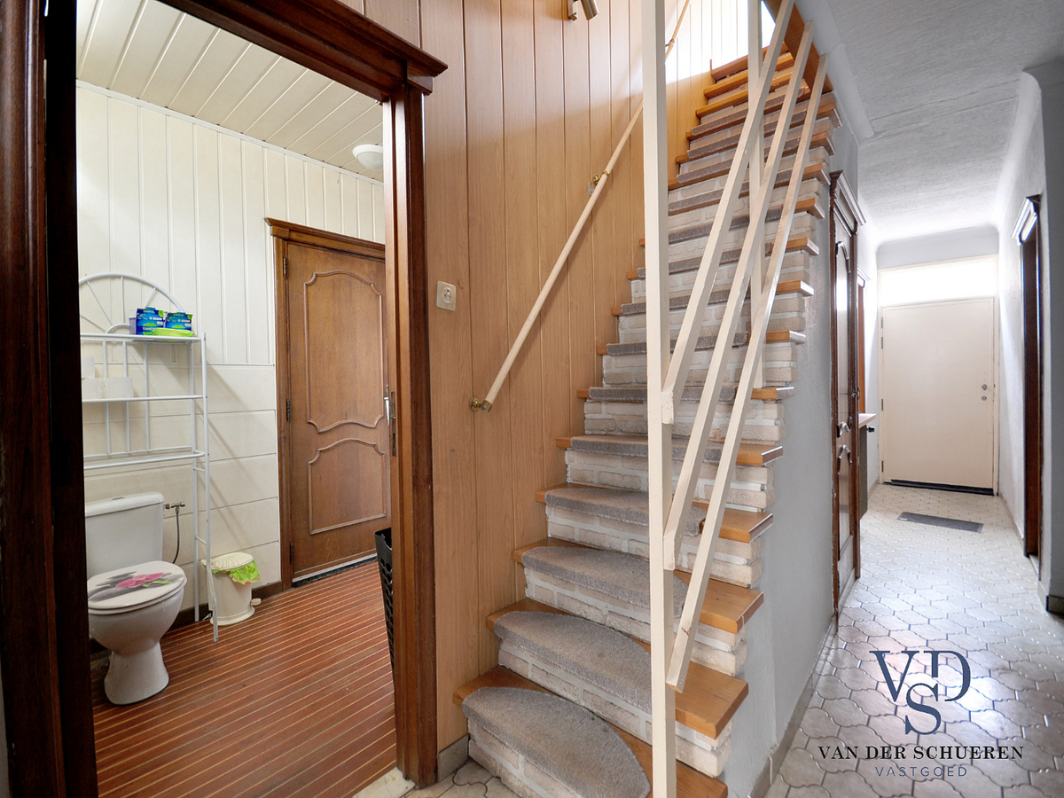 Op te frissen gezinswoning in hartje Gavere ! 