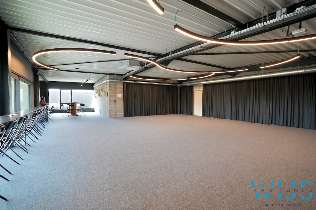 UNIEKE kantoorruimte (boven KLAAR) te Assenede ! 