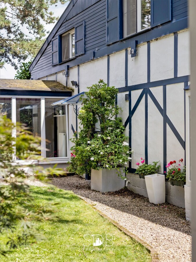 Hedendaagse woning met hippisch complex op circa 2hectare 