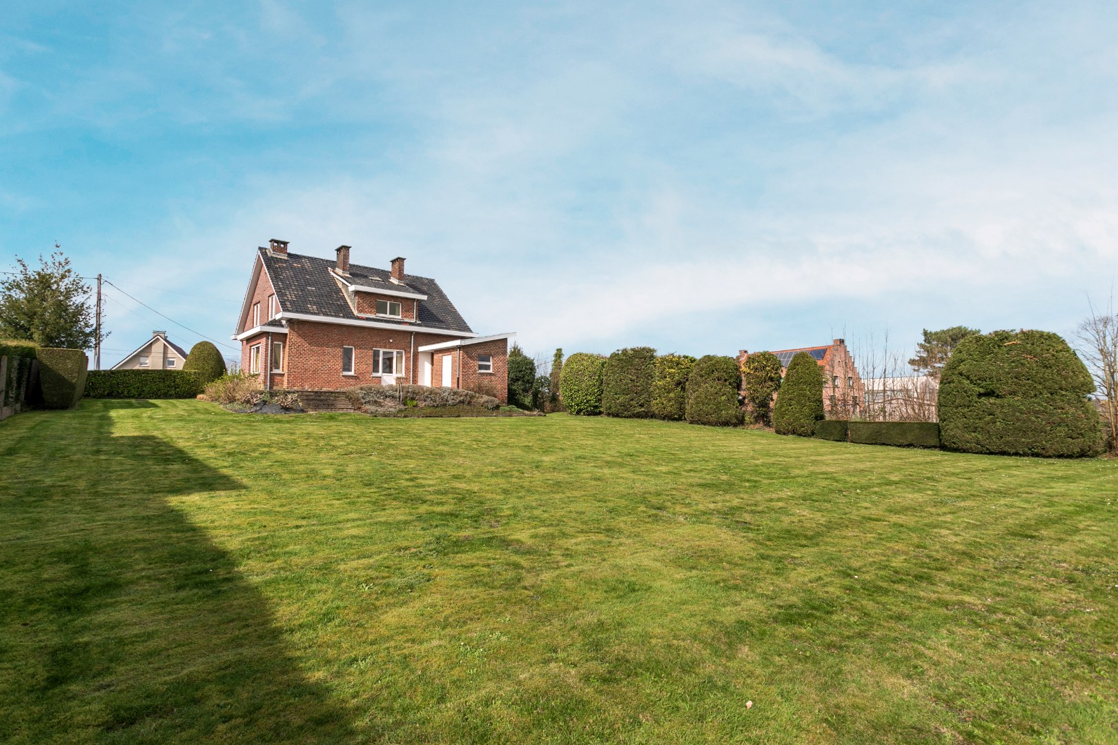 Te renoveren woning met 5 slpks op topligging in Dworp 