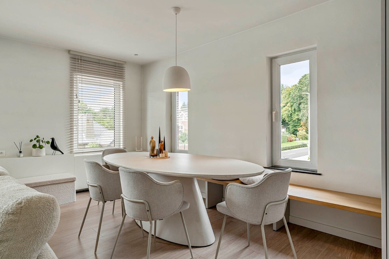 Comfortabel, mooi gerenoveerd duplex-appartement mét ruim terras en carport! 