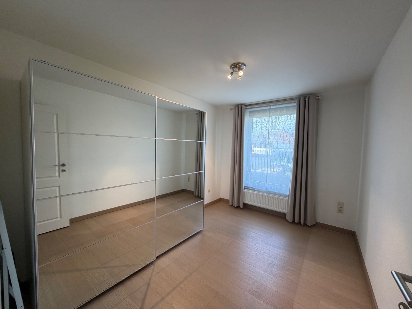 Gezellig en mooi appartement met 2 slaapkamers en autostaanplaats te huur in centrum van Geel! 