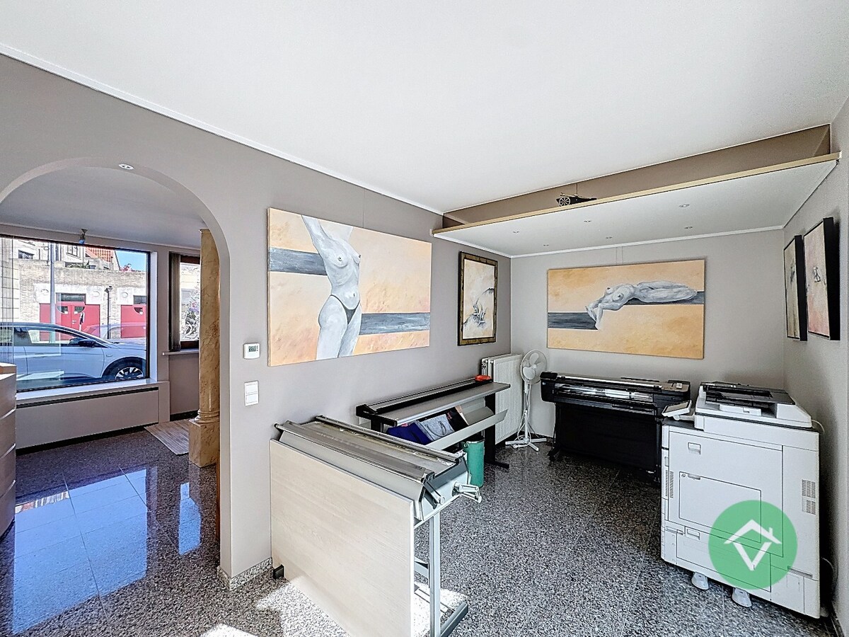 Deze instapklare handelswoning is gelegen in het centrum op een commerciële topligging op de markt van Koekelare 