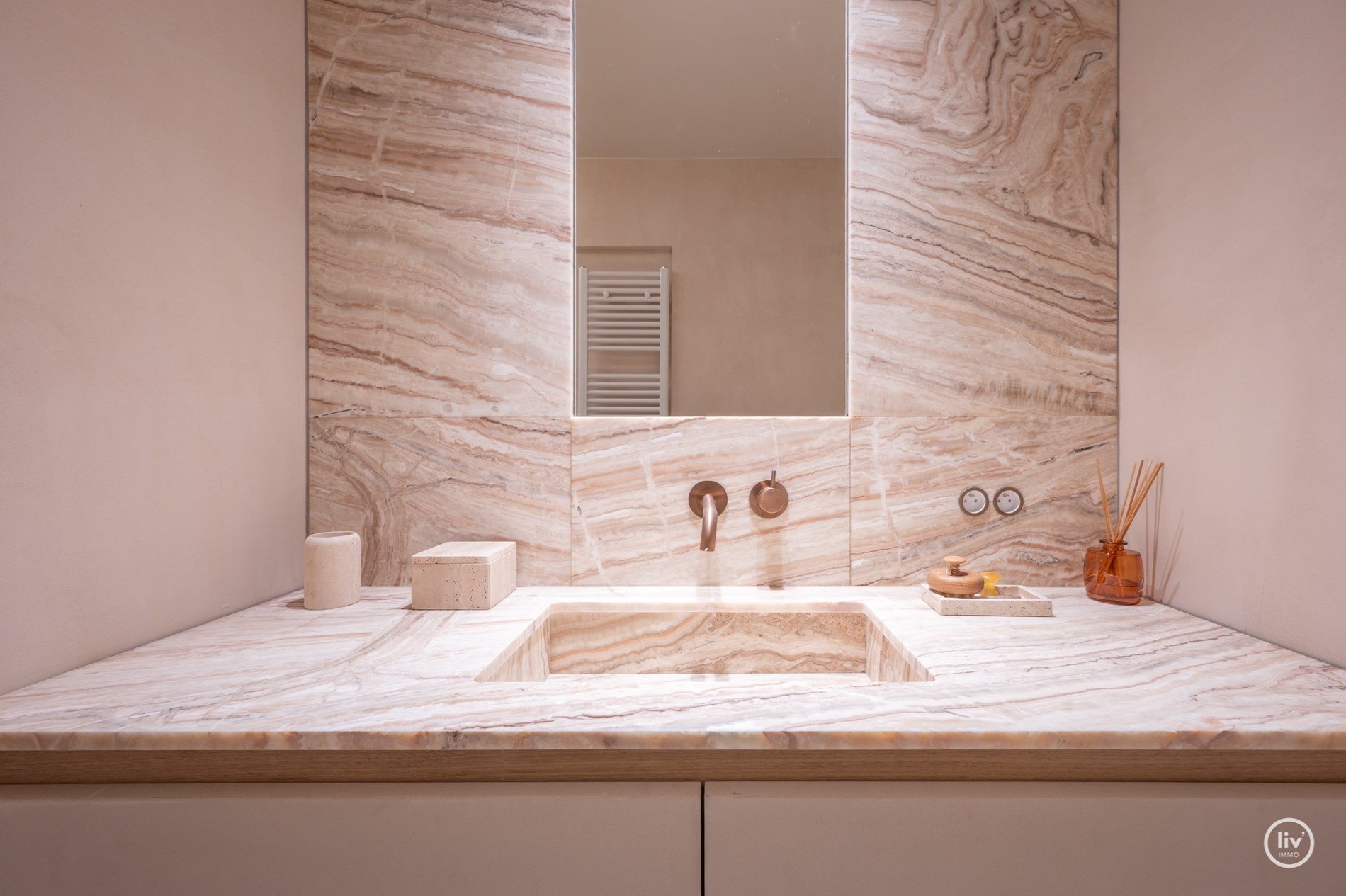 Appartement magnifiquement rénové avec vue frontale sur la mer situé sur la place de la tour de lumière à Knokke. 