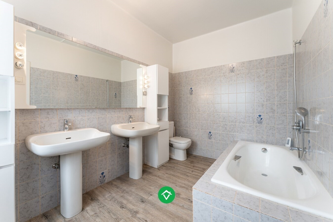 Ruime woning met 7 slaapkamers en loods (320m²) in centrum Roeselare 