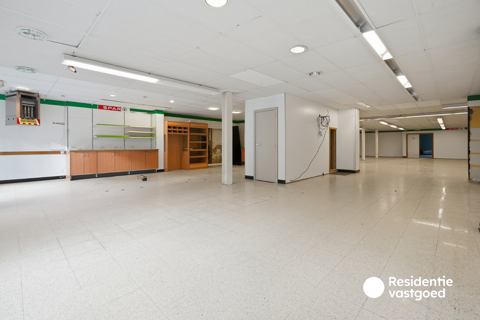 Veelzijdig eigendom met handelsruimte, ruime woning en bouwgrond in centrum Merkem! 