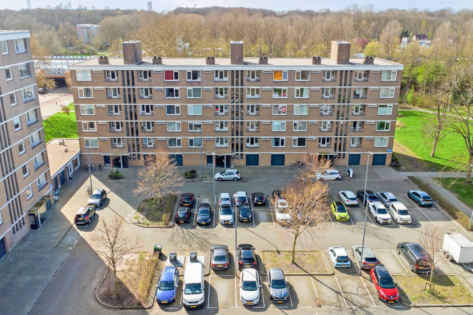 Zonder klussen te betrekken, instapklaar 3-(voorheen 4) kamer appartement met moderne keuken en badkamer, 2 balkons, berging in de onderbouw en gelegen op eigen grond! 