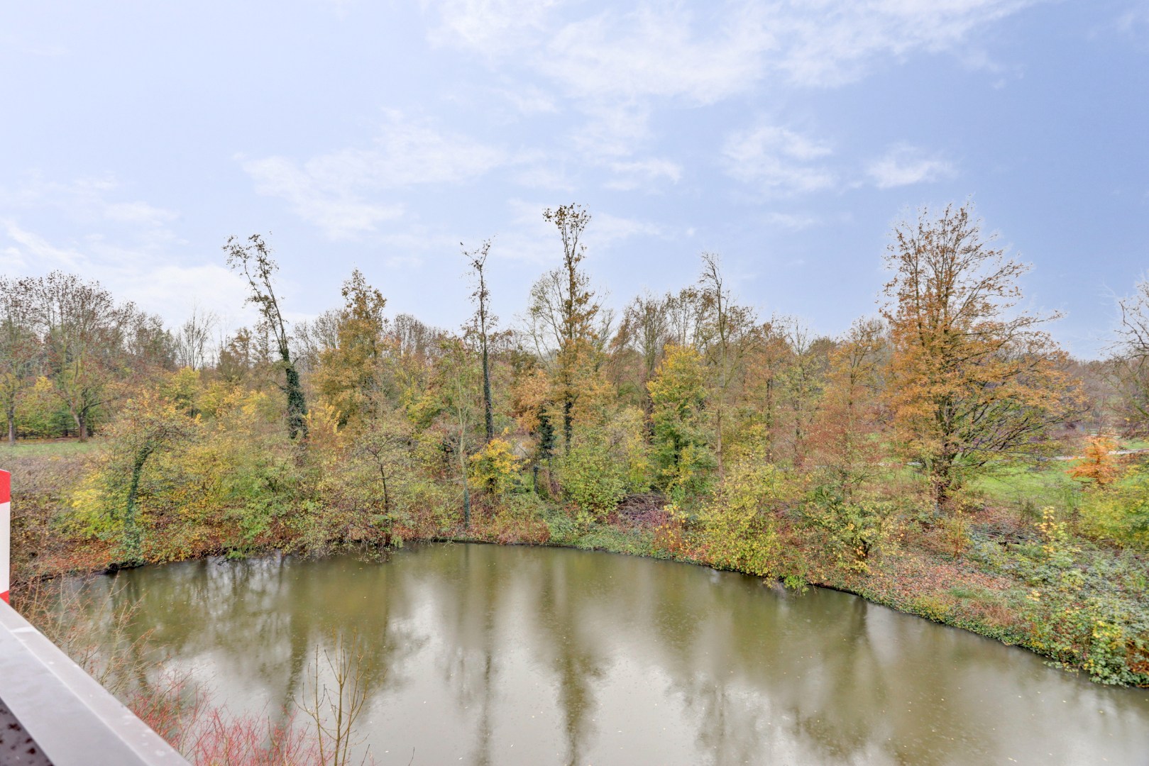 Modern afgewerkt 3 kamerappartement gelegen op de 3e verdieping met schitterend vrij uitzicht en ligging aan water! 