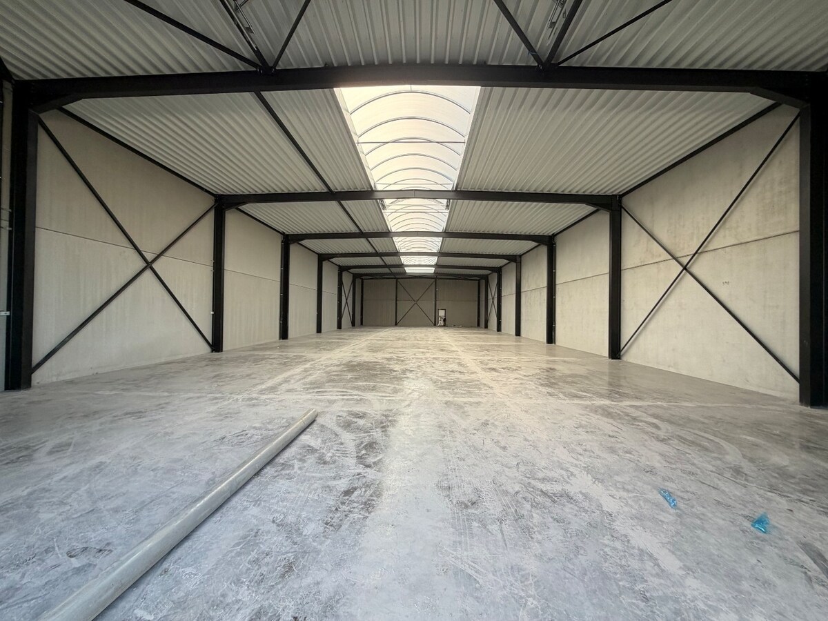 Nieuwbouw-loods in industrieterrein Gavere. 