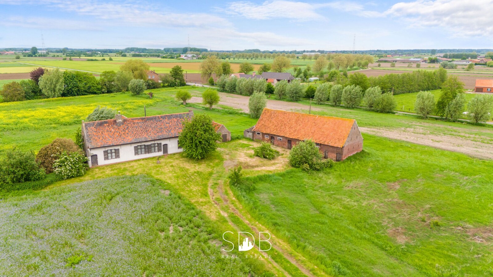 Prachtige hofstede met hoeve, bakhuisje, schuur en graslanden op circa 2,2 HA 