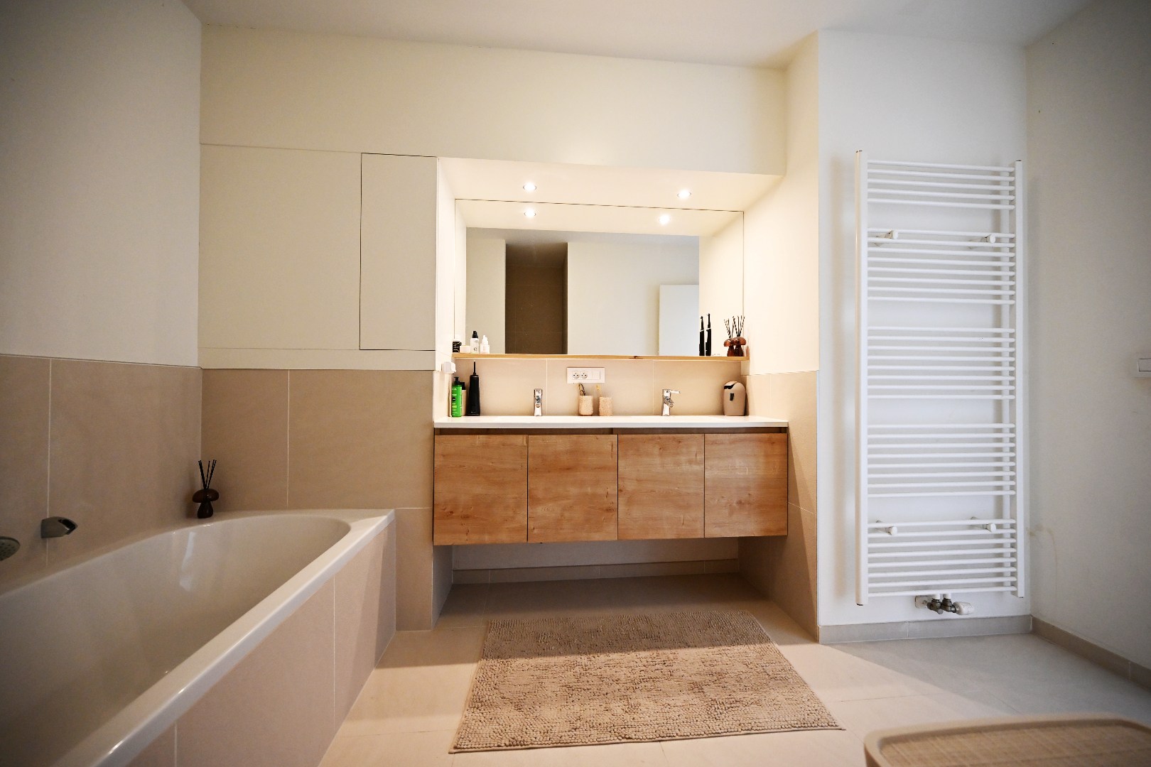 Moderne recente woning met 4 slpks, garage en tuintje nabij centrum Maldegem 