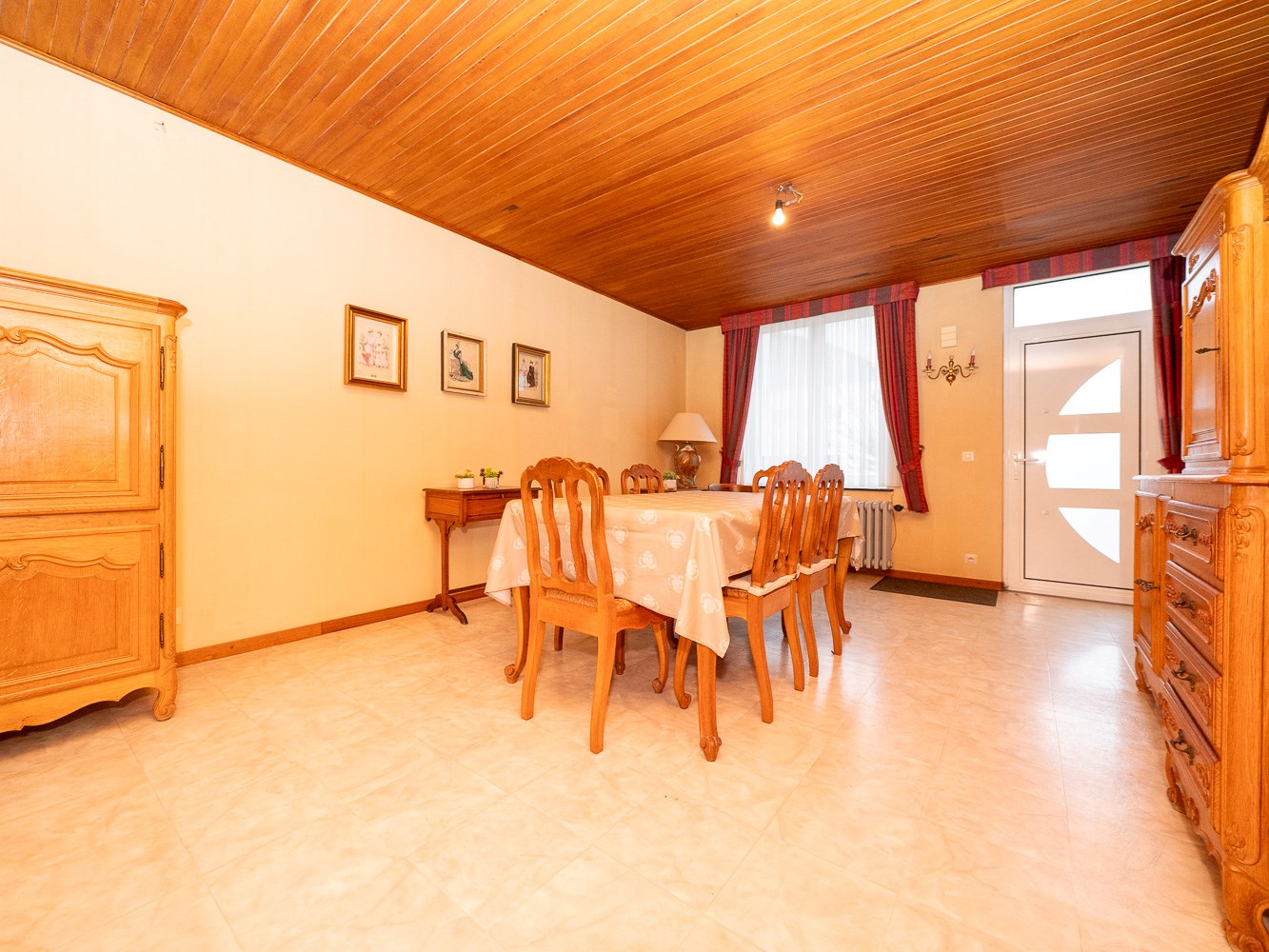 Ruime woning met 5 kamers (mogelijk) en open zicht 