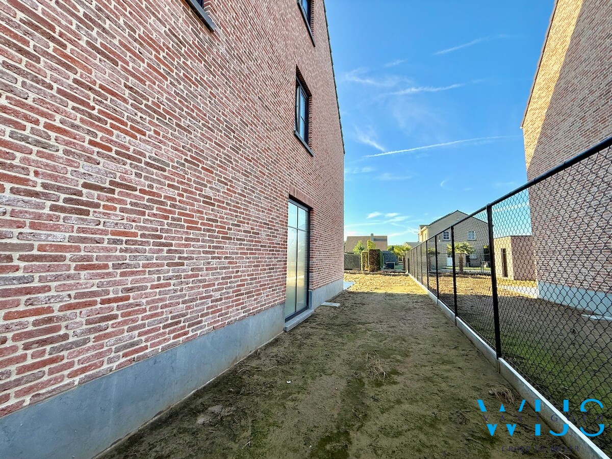 Nieuwbouw met 5 slaapkamers te Oosteeklo ! 