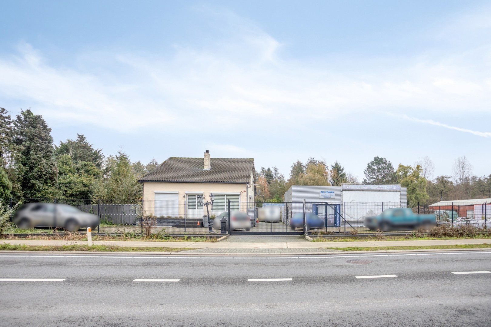 Te renoveren woning met 5 slpk. op ruim perceel van 18a 95ca in Mol 