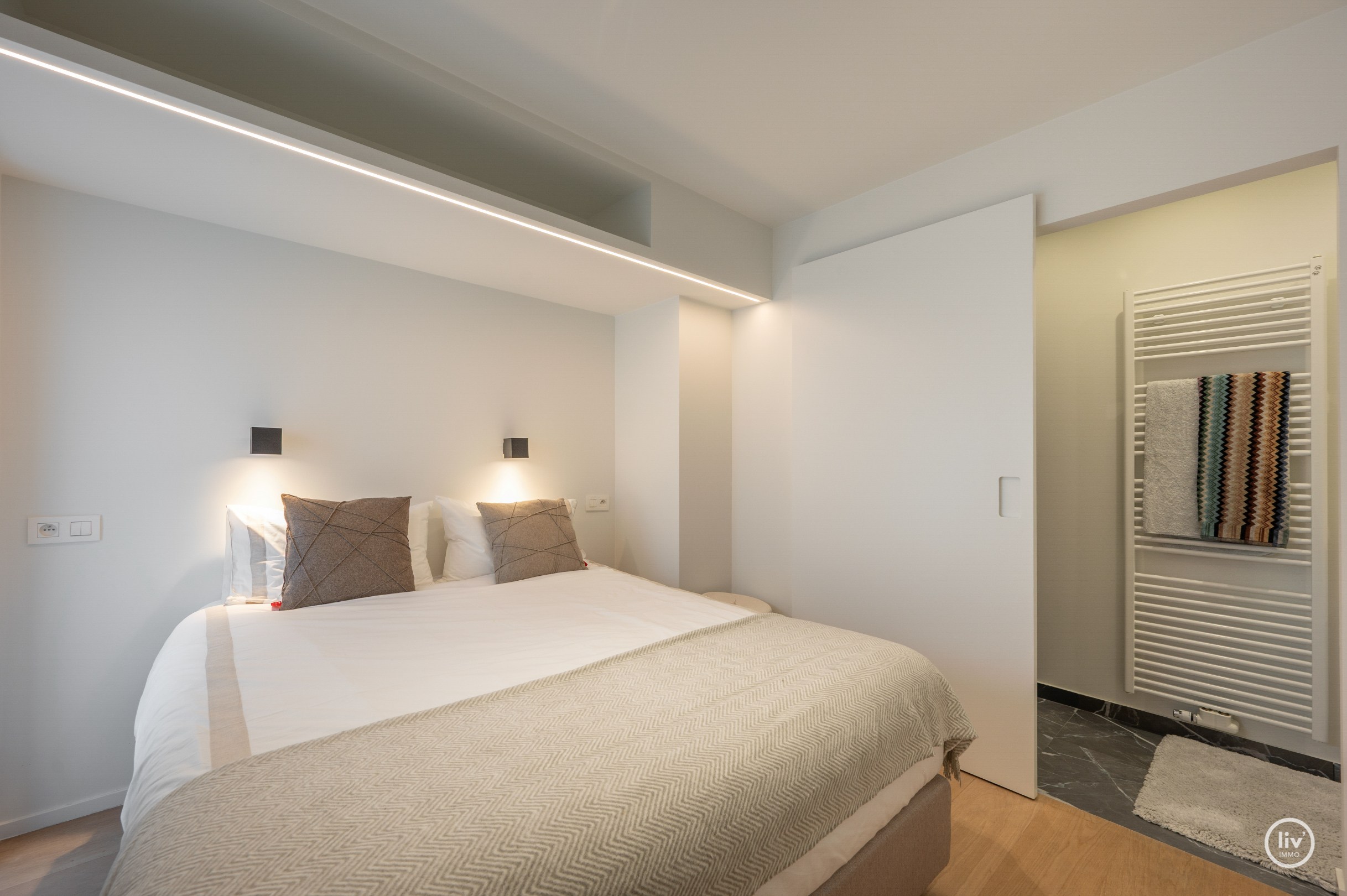 Recent gerenoveerd hoekappartement in een villaresidentie op enkele passen van de zee 