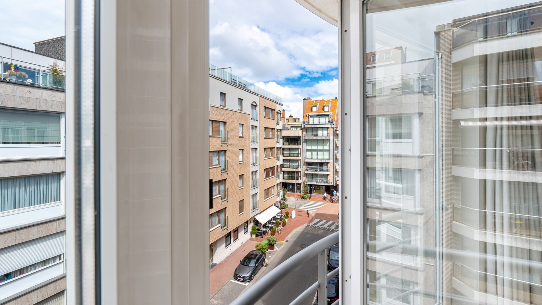 Ruim appartement van 138 m² gelegen op de Jozef Nellenslaan te Knokke en combineert ruimte, lichtinval en comfort. 