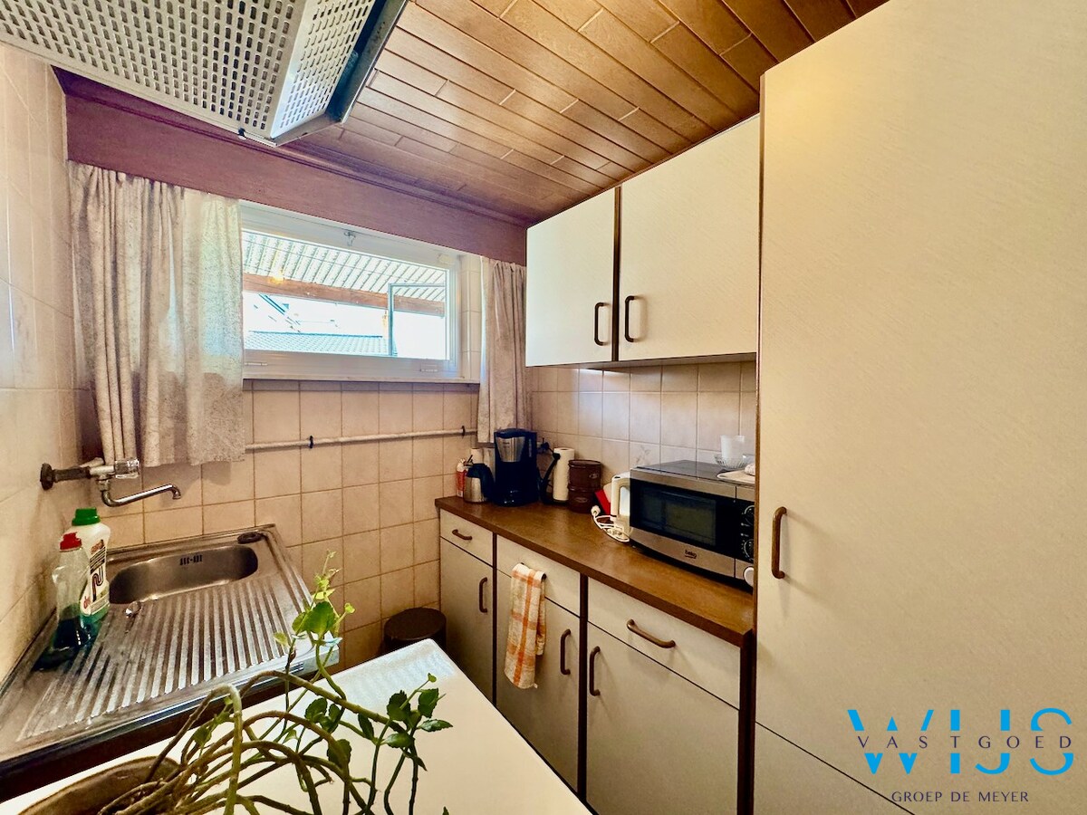 Op te frissen woning met tuin &amp; 2 garages te Rieme ! 