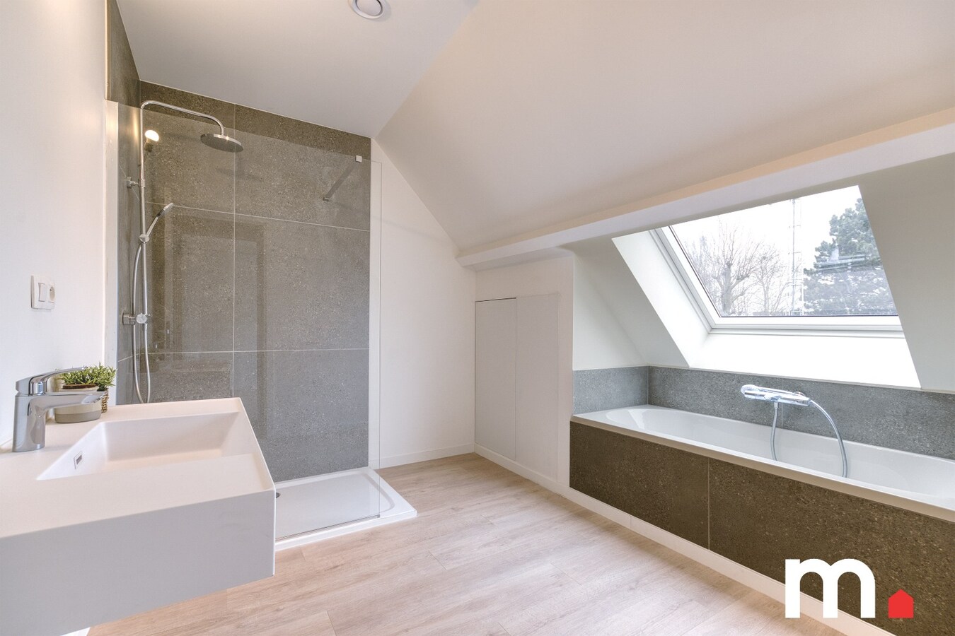 Totaal gerenoveerde woning met grote tuin en 3 slaapkamers te Heule ! EPC A ! 