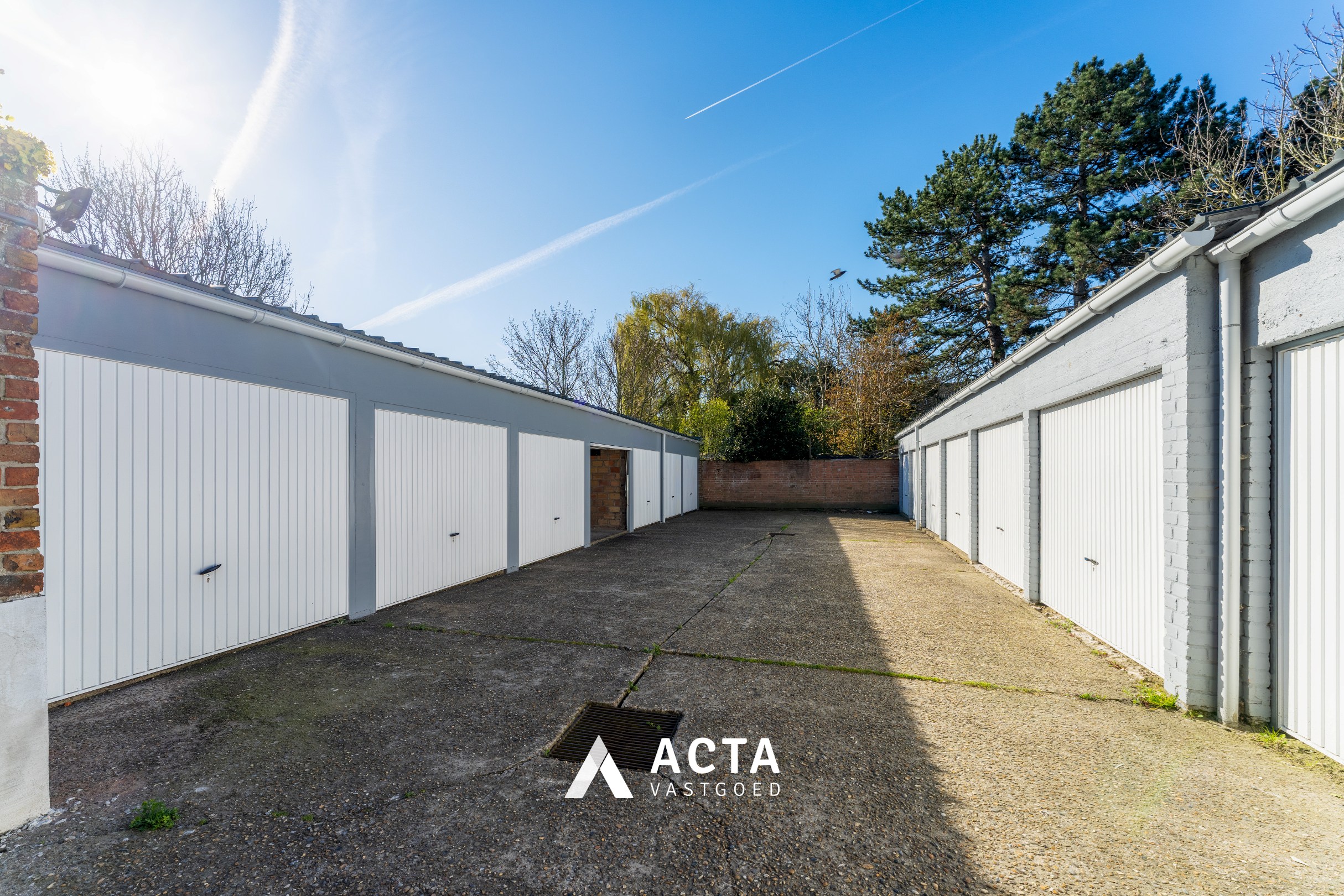 Garagecomplex met garageboxen en standplaats 