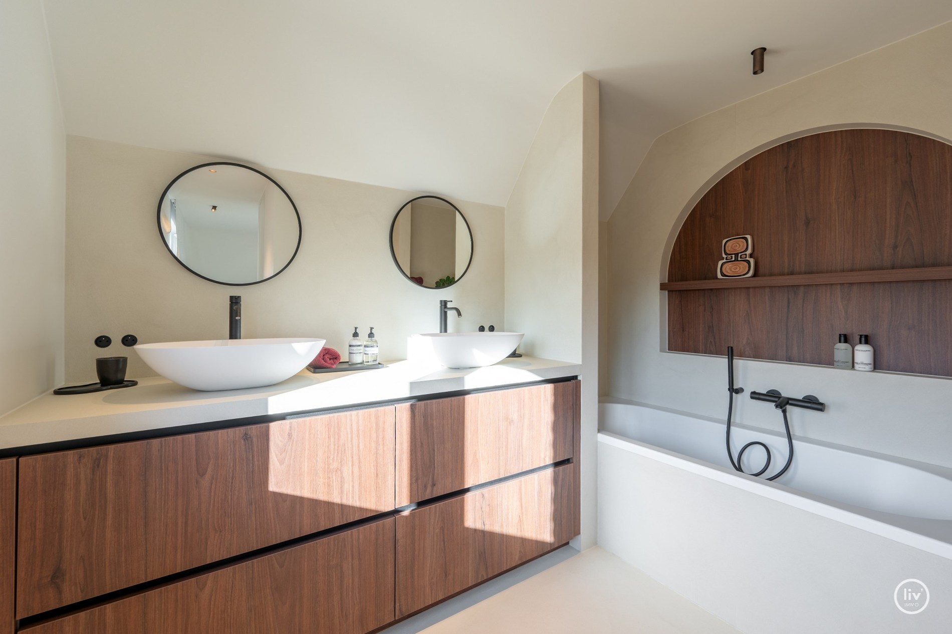 Magnifique villa rénovée, située sur un grand terrain de 1365 m2 dans un quartier résidentiel de villas, à proximité du centre de Knokke. 