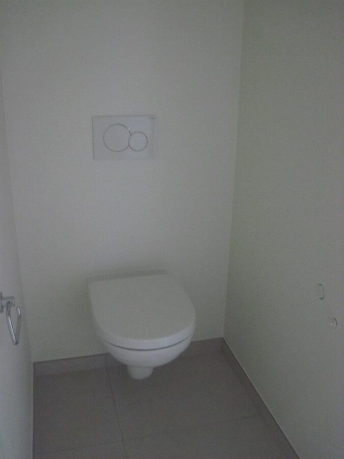 Eigentijds duplex-appartement. Geen vaste kosten !! 