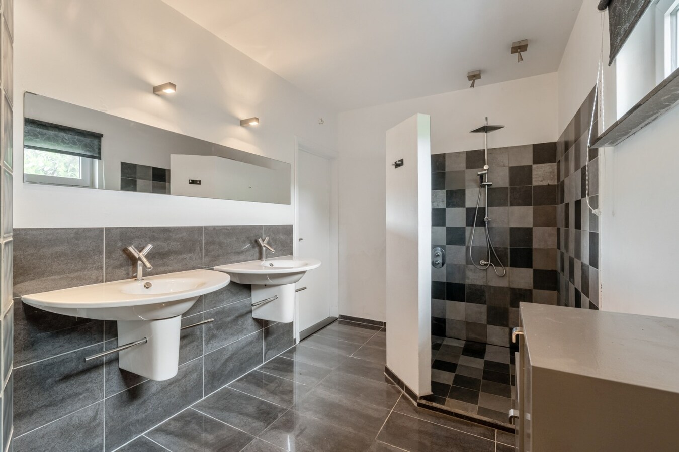 Ruime, zeer rustig gelegen woning op een perceel 29a90ca te Molenbeersel - een deelgemeente van Kinrooi! 