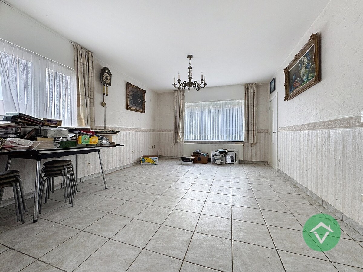 Alleenstaande woning met naastliggend stuk bouwgrond en weide te Eernegem 