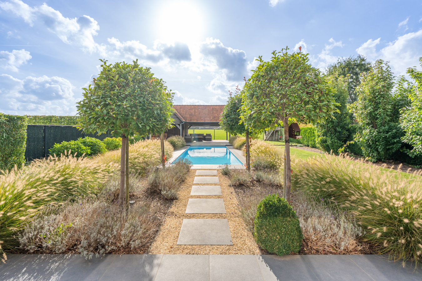 Stijlvolle villa in tijdloze pastorijstijl met zwembad en exclusieve tuinbeleving. 