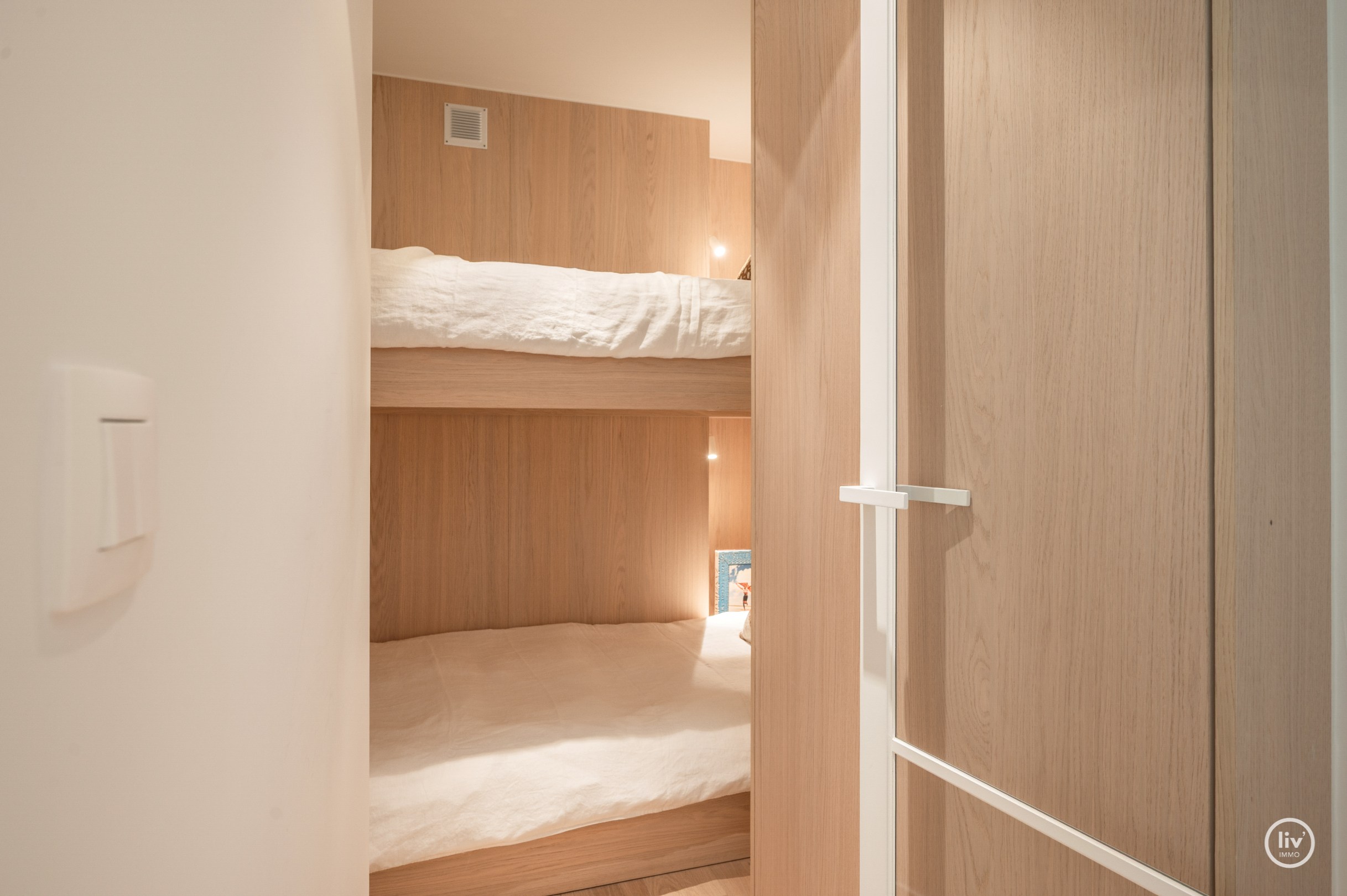 Appartement de luxe entièrement rénové de 3 chambres situé sur l'avenue Parmentier, à proximité de la digue. 