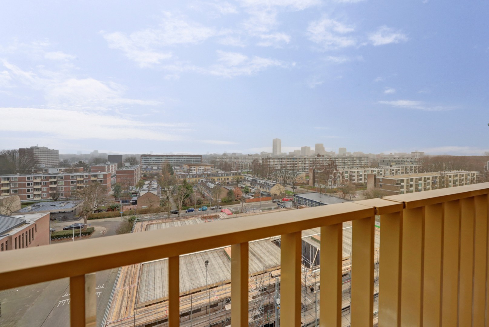 Nieuw en instapklaar 3-kamer appartement op de zevende verdieping met luxe keuken en badkamer, riant uitzicht over de omgeving en naar het centrum van Rotterdam. 