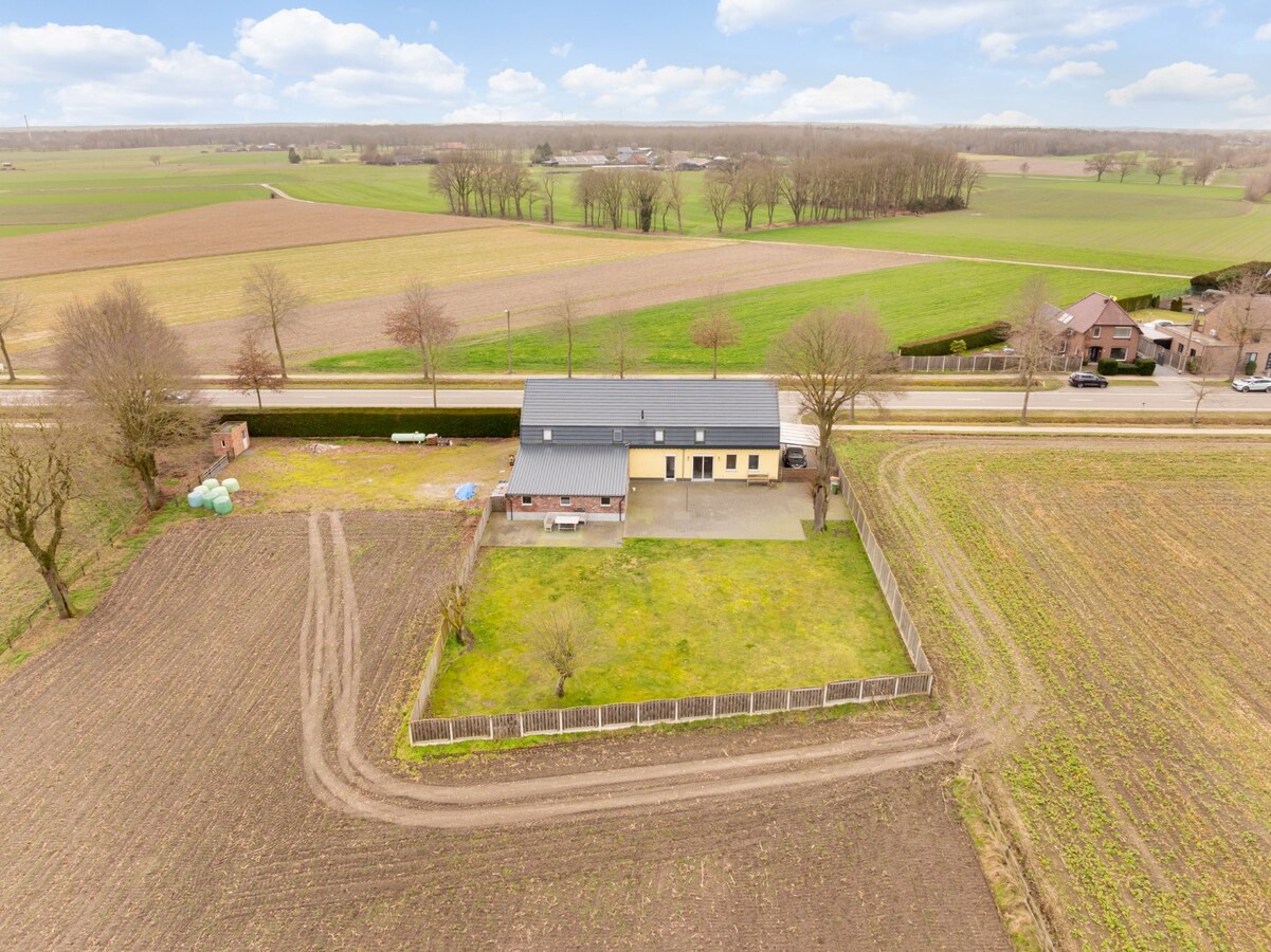 Vrijstaande, zeer verzorgde woning met aangrenzende, uitgeruste stalling/loods op een perceel van 72a14ca 