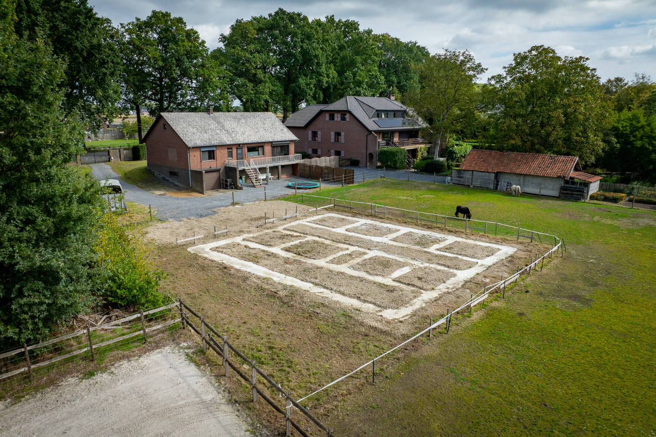 Zeer ruim (+/-550m²!) landhuis + gezellige woning met buitenpiste, paddock en weides op ca. 2ha met vergunning stalgebouw 200m² 