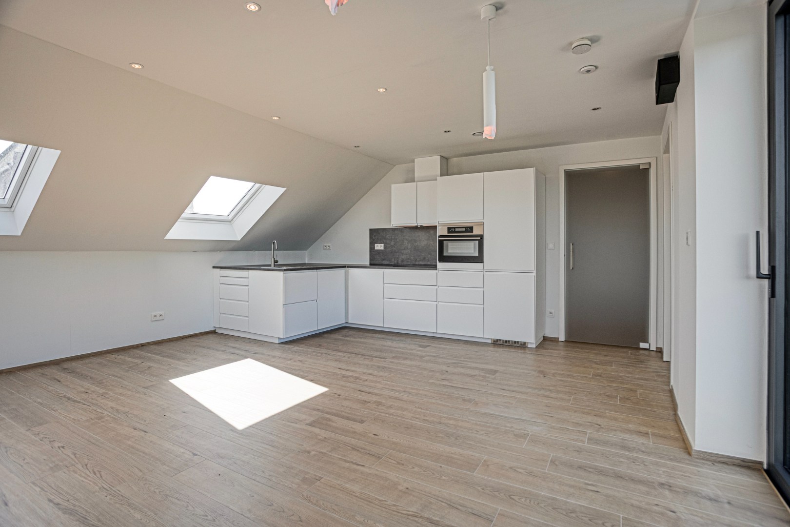 Gerenoveerd ruim en lichtrijk appartement met 2 slaapkamers - EPC  72Kwh/m² 