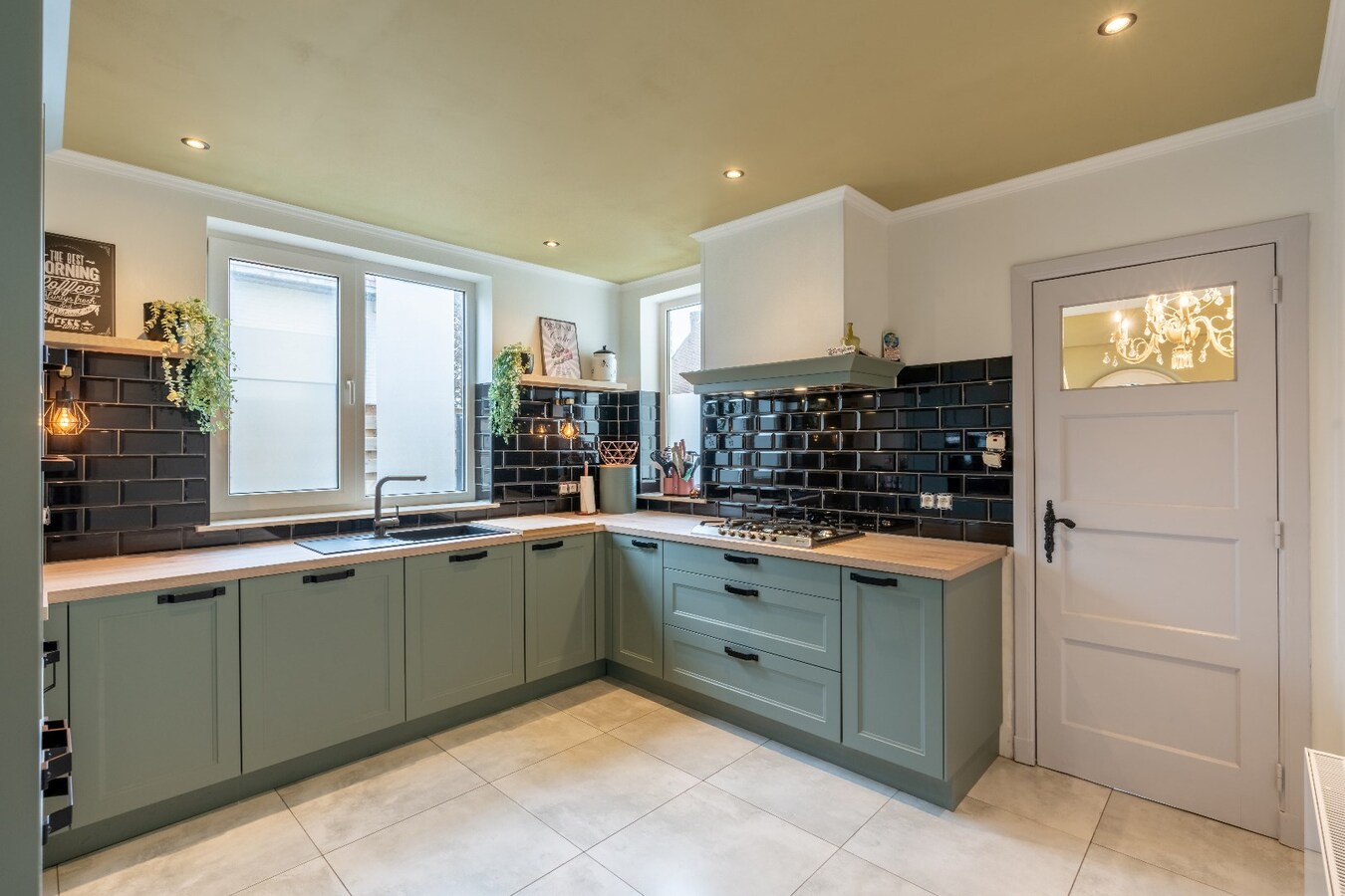 Ruime gerenoveerde woning met tuin en 3 slaapkamers in Dilsen-Stokkem. 