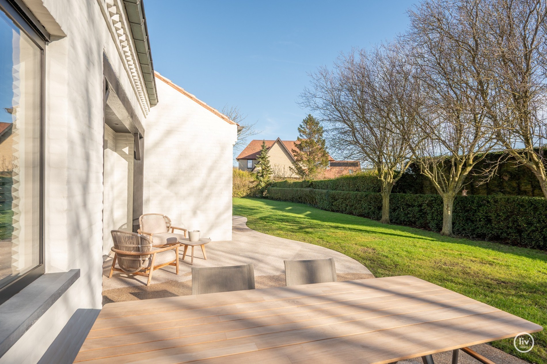 Magnifique villa rénovée, située sur un grand terrain de 1365 m2 dans un quartier résidentiel de villas, à proximité du centre de Knokke. 