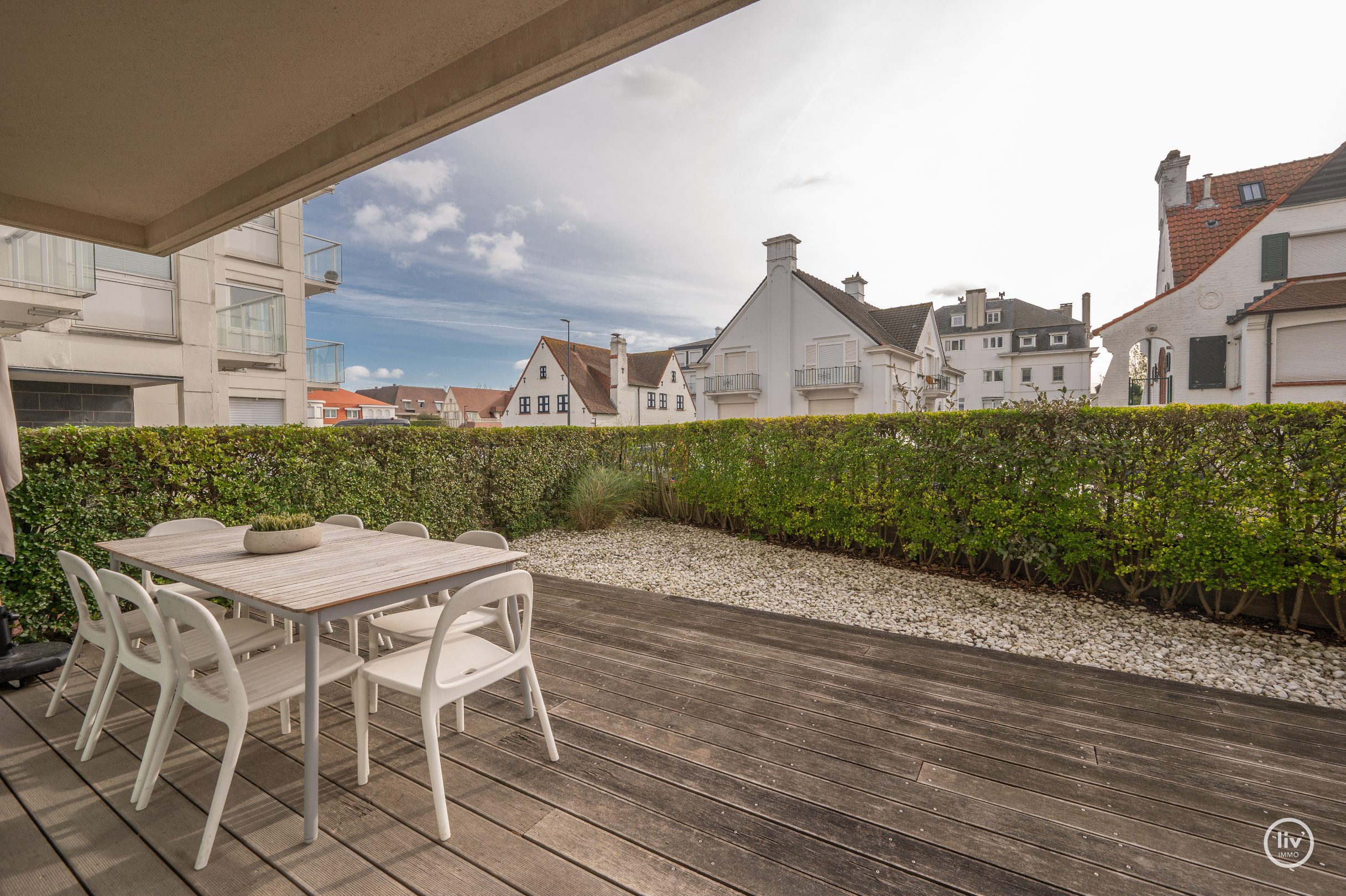 Zeer ruim en zonnig gelijkvloersappartement met 3 slaapkamers, groot zonneterras en mogelijkheid tot aankoop van ruime garage. 