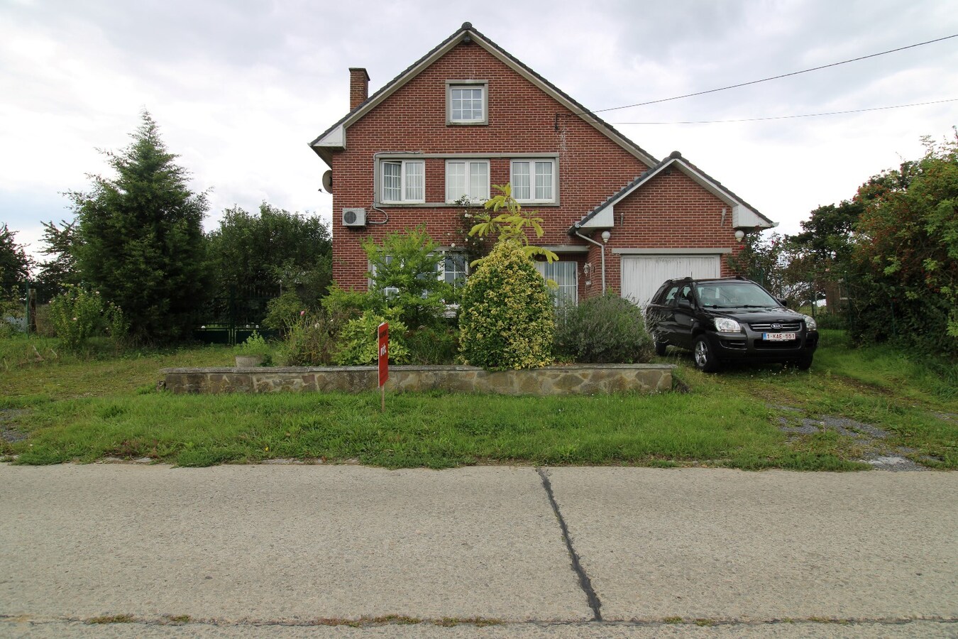 Charmante, te renoveren woning met hangar 